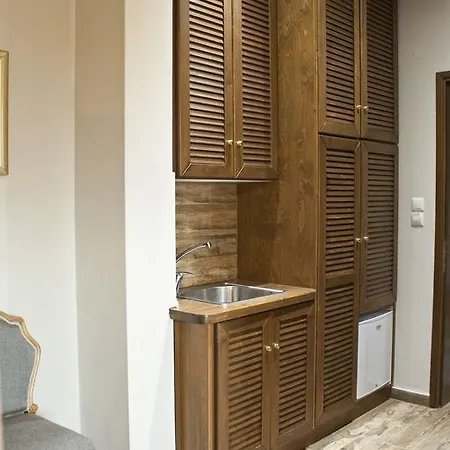 4 Seasons In Πανσιόν Βυζίτσα