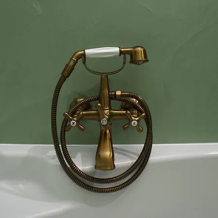 4 Seasons In Πανσιόν 4*